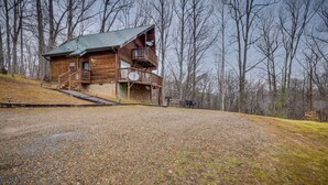 Exterior - Grin 'N Bear It - Hot tub, games, and a fireplace! (Sevierville)