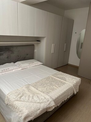 3 slaapkamers, een strijkplank/strijkijzer, gratis wifi, beddengoed