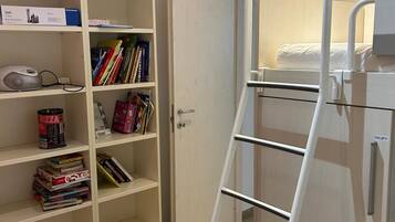 3 habitaciones, tabla de planchar con plancha y ropa de cama
