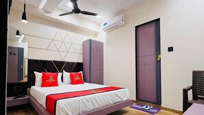 Una habitación de hotel moderna con una cama, mesitas de noche, un escritorio y una silla.