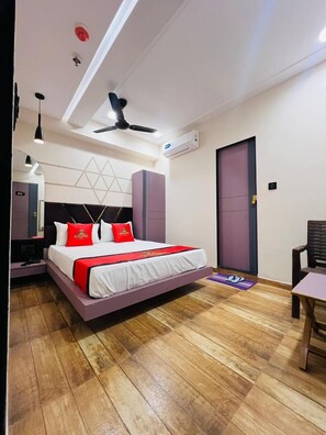 Deluxe Room | Egyptian cotton sheets, premium bedding, desk, free WiFi - 4 Ever Hotel - Surat (Surat)