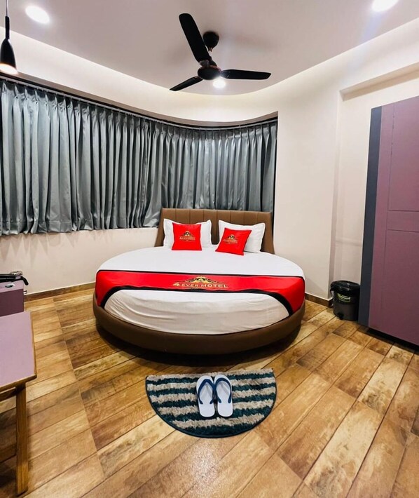 Superior Room | Egyptian cotton sheets, premium bedding, desk, free WiFi - 4 Ever Hotel - Surat (Surat)