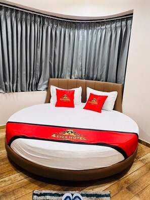 Superior Room | Egyptian cotton sheets, premium bedding, desk, free WiFi - 4 Ever Hotel - Surat (Surat)