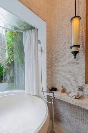 Combined shower/bathtub, bathrobes, soap, shampoo - Villa Inka (Canggu)
