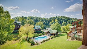 Ein Resort mit mehreren Gebäuden, einem Pool und üppiger Vegetation.