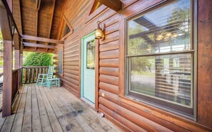Exterior detail - Heavenly Escape - Game room and hot tub! (Sevierville)