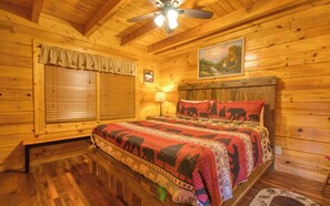 2 bedrooms, free WiFi, bed sheets - Nearby stream & cozy hot tub - Bear Necessities (Sevierville)