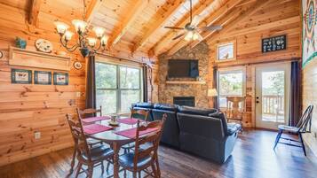 Een smart-tv en een open haard