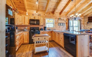 Kylskåp, mikrovågsugn, ugn och spishäll