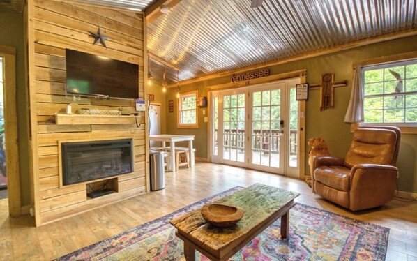Smart TV, fireplace, video games - Play in the nearby stream! - Cabin in the Stream (Sevierville)