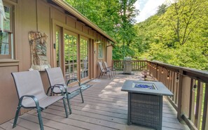 Property grounds - Play in the nearby stream! - Cabin in the Stream (Sevierville)