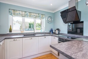 Micro-ondes, lave-vaisselle, grille-pain