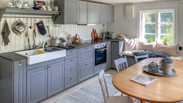 Fridge, oven, stovetop