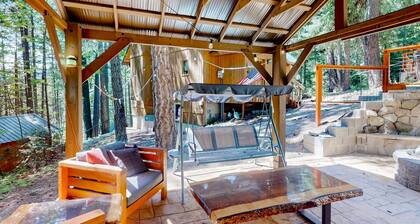 Family-friendly cabin with wood stove, Internet and W/D