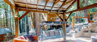 Family-friendly cabin with wood stove, Internet and W/D