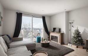 Smart TV y chimenea 