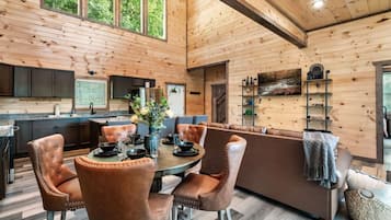 Family Cabin | Dining room