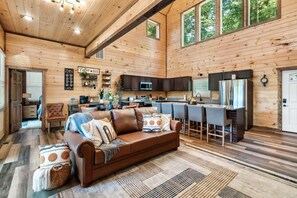 Family Cabin | Living area - Tranquil Mountain Getaway By Ghosal Luxury Lodging (Gatlinburg)