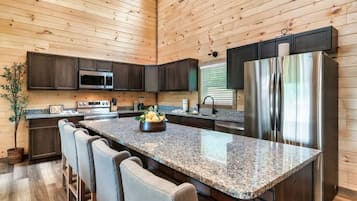 Familiehytte | Eget kjøkken | Kjøleskap, mikrobølgeovn, ovn og kokeplater