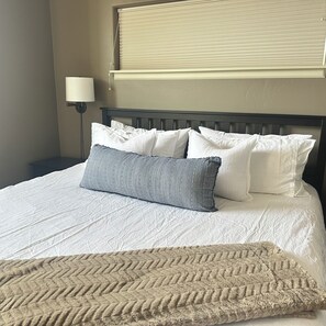 3 slaapkamers, een strijkplank/strijkijzer, wifi, beddengoed