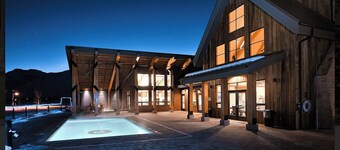 Spacious 3 BDR Pet Friendly, Hottub, Pool