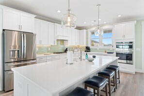 Kjøleskap, mikrobølgeovn, ovn og kokeplater