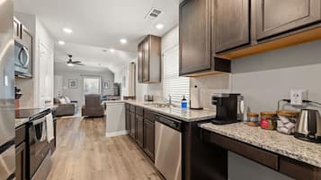 Réfrigérateur, micro-ondes, four, plaque de cuisson