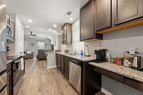 Stylish 2BR Fenced Yard w/Grill & Dog friendly. Located to many attractions.