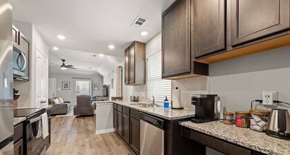 Stylish 2BR Fenced Yard w/Grill & Dog friendly. Located to many attractions.