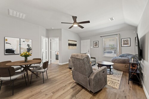 Stylish & Cozy 2BR Fenced Yard-Dog friendly. Near AT&T Stadium World Cup ready!