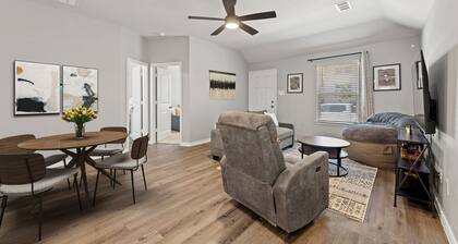 Stylish & Cozy 2BR Fenced Yard-Dog friendly. Near AT&T Stadium World Cup ready!