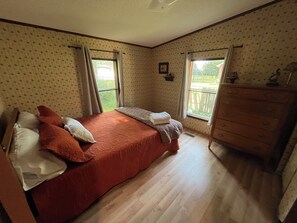 3 bedrooms, desk, free WiFi, bed sheets
