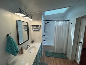 Douche, serviettes fournies, savon, shampoing