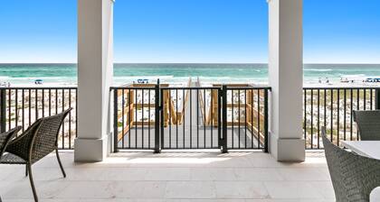 Luxurious Beachfront Retreat: Pool, Spa, Chefs Kitchen