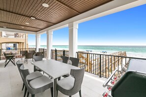 Outdoor dining - Luxurious Beachfront Retreat: Pool, Spa, Chefs Kitchen (Destin)