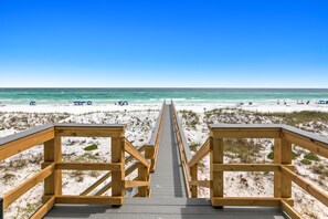 On the beach - Luxurious Beachfront Retreat: Pool, Spa, Chefs Kitchen (Destin)
