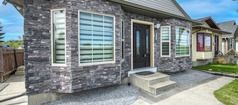 Newly renovated! Perfect location! BBQ! King bed!