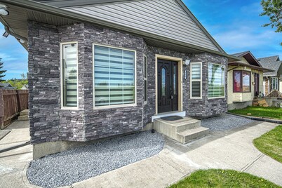 Newly renovated! Perfect location! BBQ! King bed!