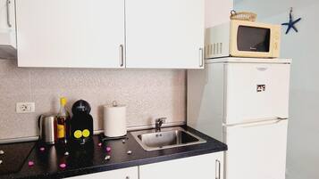 Refrigerador, microondas, cafetera y tetera y tostadora