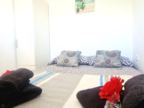 1 slaapkamer, een strijkplank/strijkijzer, internet, beddengoed