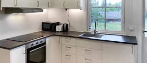 Fridge, oven, stovetop, coffee/tea maker