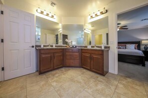 4 chambres, fer et planche à repasser, Wi-Fi gratuit, draps fournis