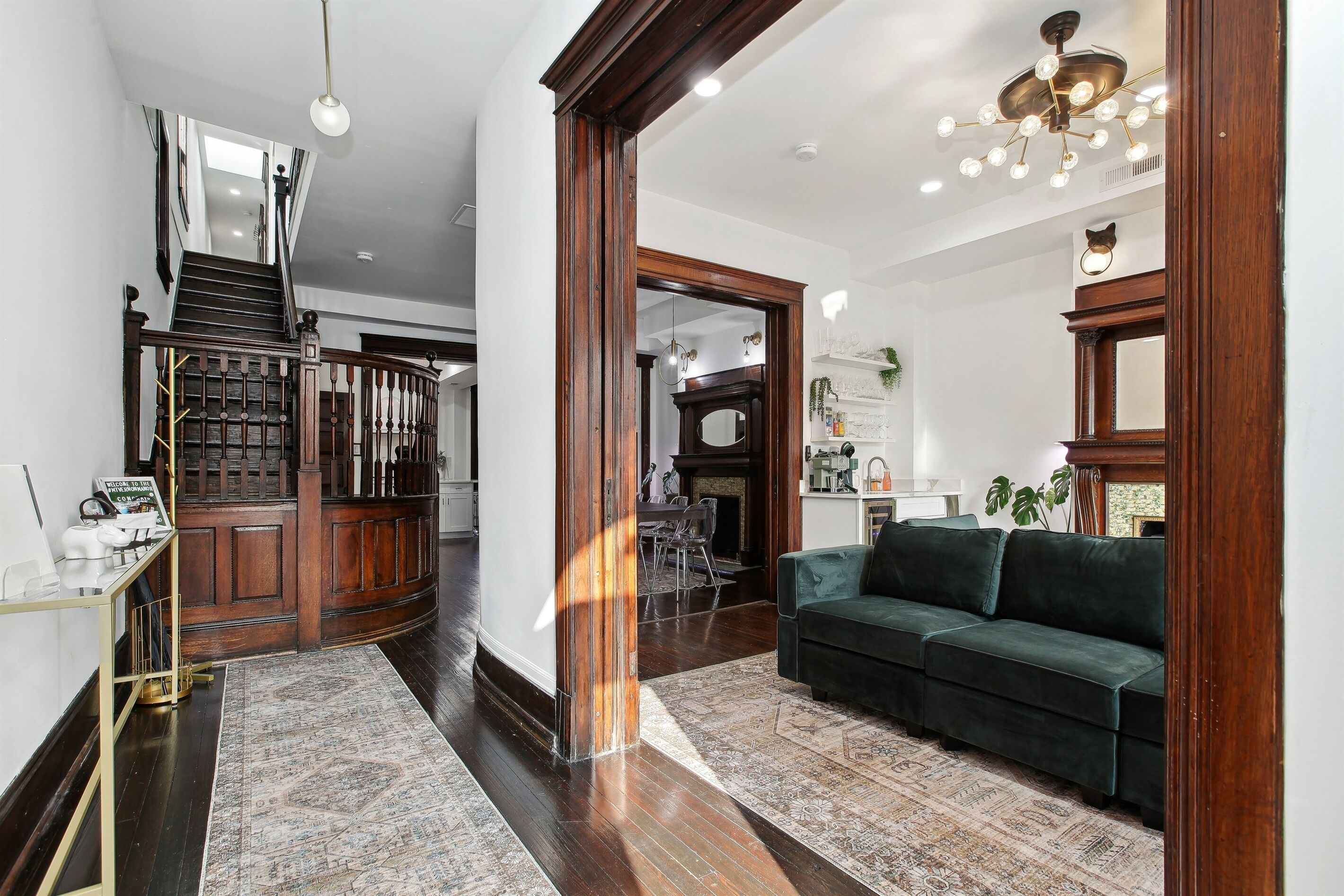 TV connectée, cheminée, livres