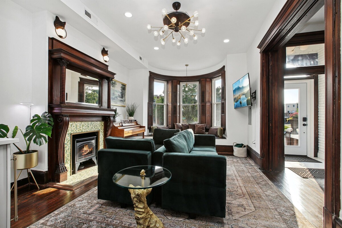 Historic-7BR/4.5BA-Parking+By Metro+Chef's Kitchen