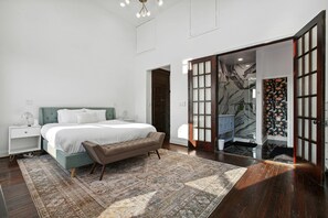 7 Schlafzimmer, Schreibtisch, B ügeleisen/Bügelbrett, Reisekinderbett