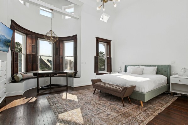 7 bedrooms, desk, iron/ironing board, travel crib