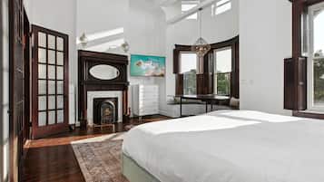 7 habitaciones, escritorio y tabla de planchar con plancha