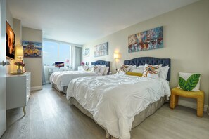 1 slaapkamer, een kluis op de kamer, een bureau