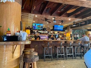 Bar (on property) - 👁Eyeball this ♨Bamboo Waikiki 2ⅹQUEEN Beds⁓Studio w/Pool 1½Blk to Beach+Kitchen (Honolulu)