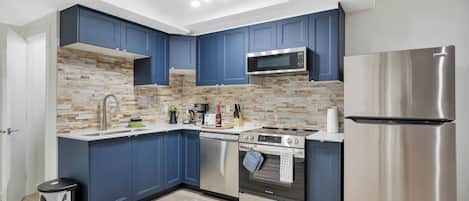 Refrigerador, microondas, horno, placa de cocina